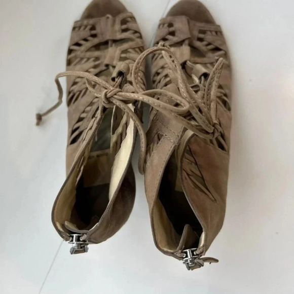 Dolce Vita Shandy Lace Uo Wedge Peep Toe Booties Taupe Nubuck - Picture 4 of 11